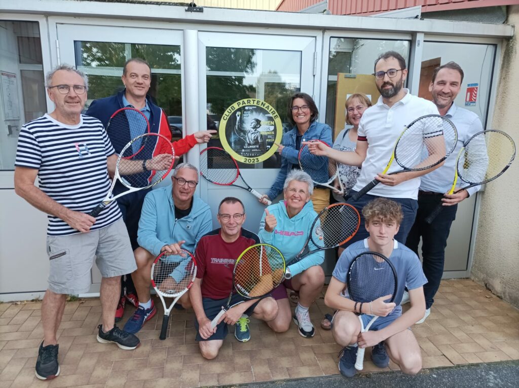 bureau du tas devant l'affiche de l'open Bolt Rennes