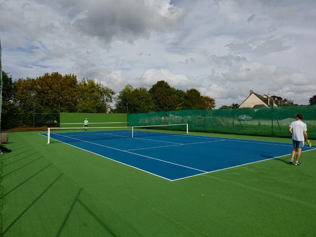 Photo du court extérieur rénové